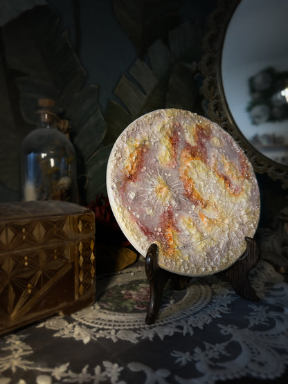 Luna dei Fiori 2026, terza della serie: luna in ceramica rosa con lustro madreperla