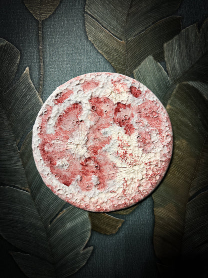 Luna delle Fragole 2026, quarta della serie: luna in ceramica rosso fragola modellata a mano