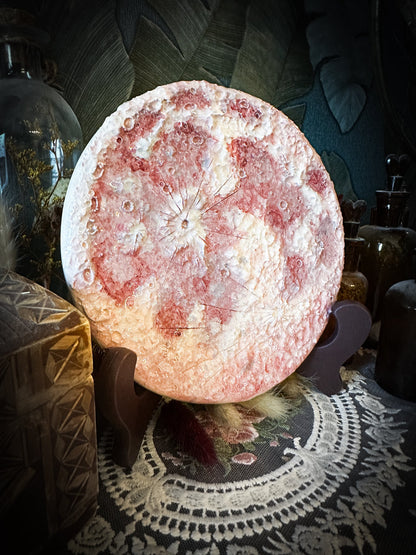 Luna delle Fragole 2026, terza della serie: luna in ceramica rosso fragola con texture lunare