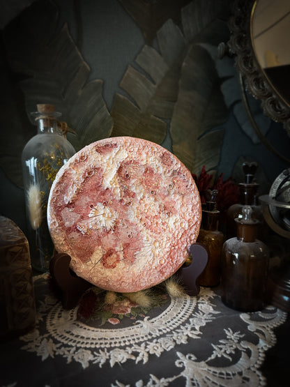 Luna delle Fragole 2026, prima della serie: luna in ceramica rosso fragola da appendere