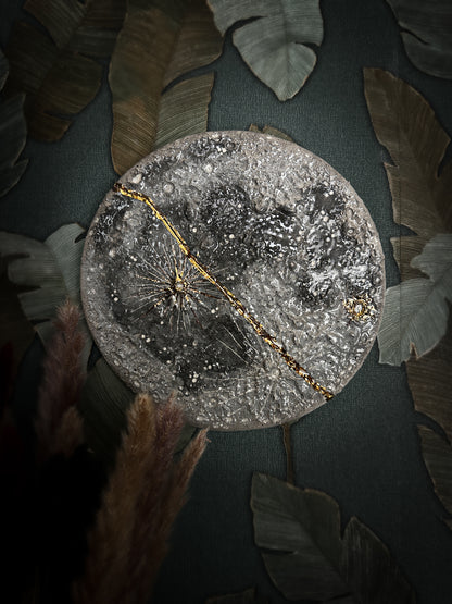 Luna Kintsugi 04: luna in ceramica da 24 cm con la frattura ricomposta in lustro oro