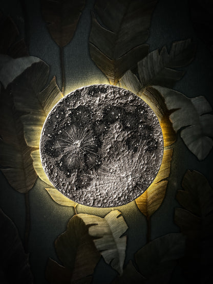 Lumina, lampada lunare in ceramica che diffonde la luce attraverso la superficie della luna