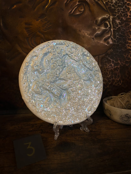 Luna della Neve 2026, terza della serie: luna piena in ceramica bianca da appendere