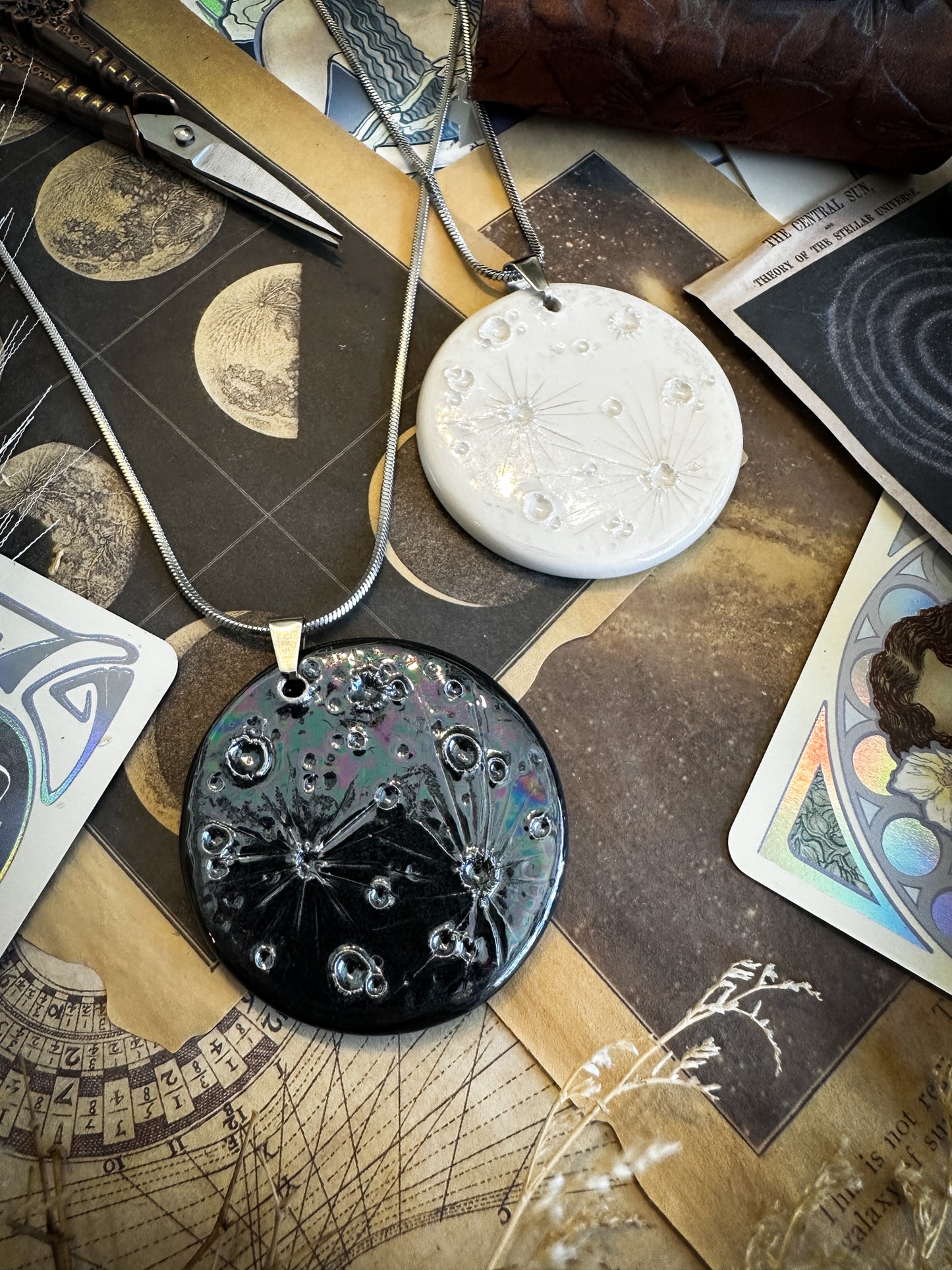 Luna Nuova | Ciondolo Lunare in Ceramica