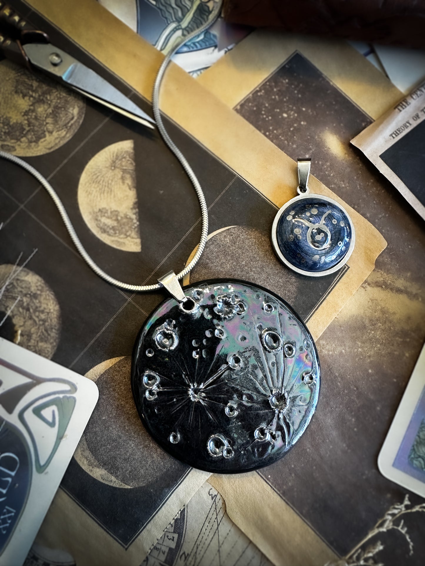 Luna Nuova | Ciondolo Lunare in Ceramica