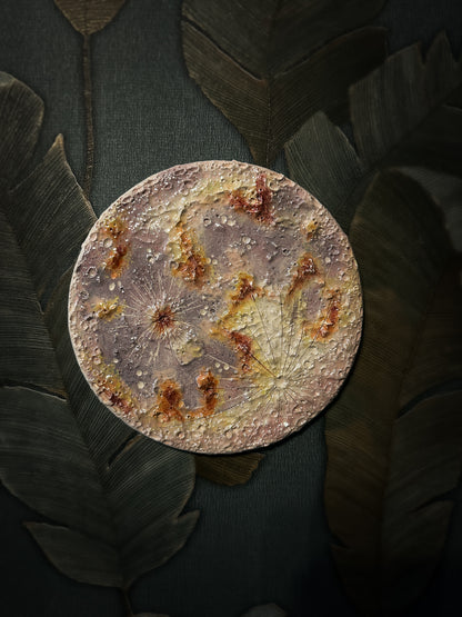 Luna dei Fiori 2026, quarta della serie: luna in ceramica rosa modellata a mano