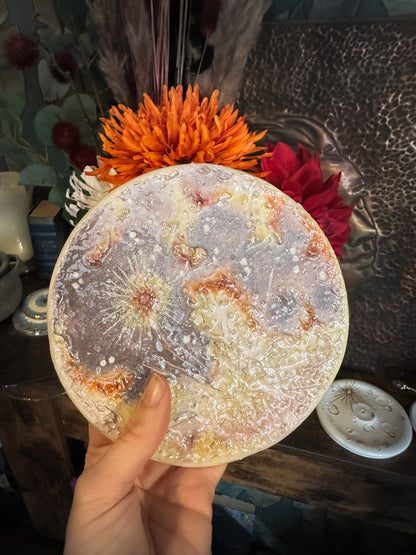 Luna dei Fiori 2026, prima della serie: luna in ceramica rosa con lustro madreperla