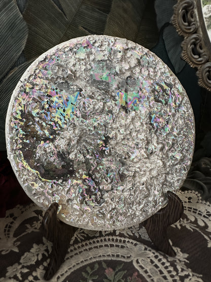 Luna piena iridescente in ceramica, formato medio, modellata a mano