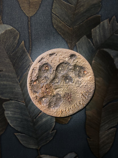 Luna della Rinascita 2026, terza della serie: luna in ceramica modellata a mano