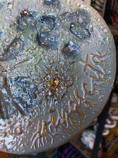 Luna della Rinascita 2026, seconda della serie: luna in ceramica con radici materiche e lustro oro