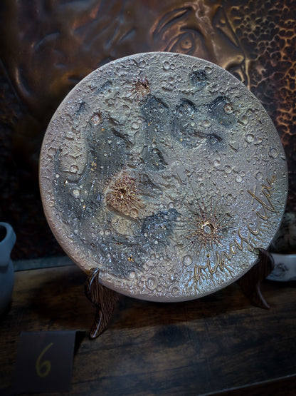 Luna della Rinascita 2026 grande: luna in ceramica da appendere con radici in rilievo