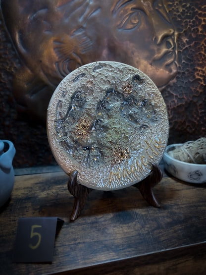 Luna della Rinascita 2026 media: luna in ceramica da 16 cm con la parola Rinascita in rilievo