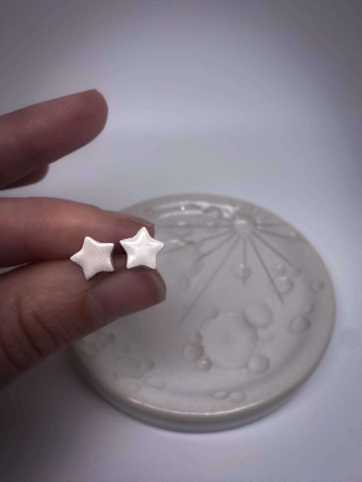 Semplicity Stars White | Orecchini stella bianchi in ceramica