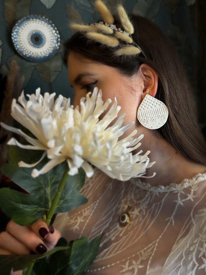 Boho Drop, orecchini grandi a goccia in ceramica con texture lavorata a mano