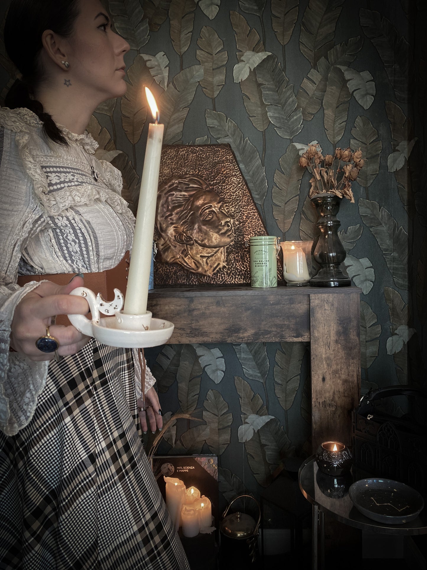 Lunar Candle Keeper – Porta Candela in Ceramica con Candela