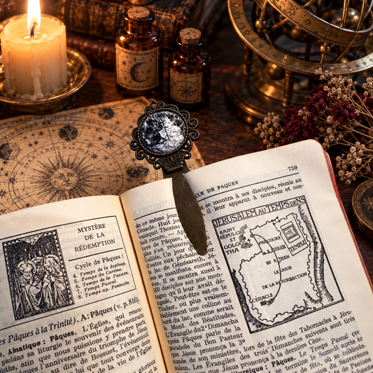 Segnalibro Lunar Whisper con luna in ceramica su un libro antico, in un’ambientazione alchemica.