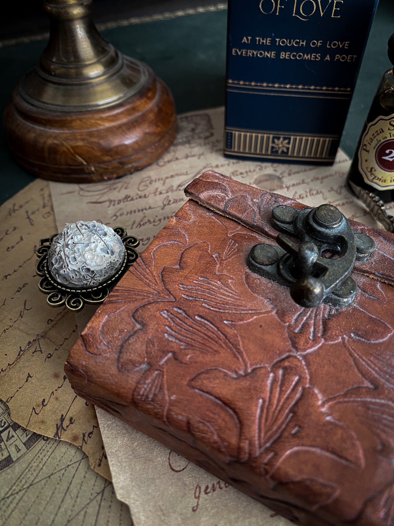 Un elegante segnalibro in ceramica riposa su una pagina scritta a mano, un fedele custode dei tuoi viaggi letterari.