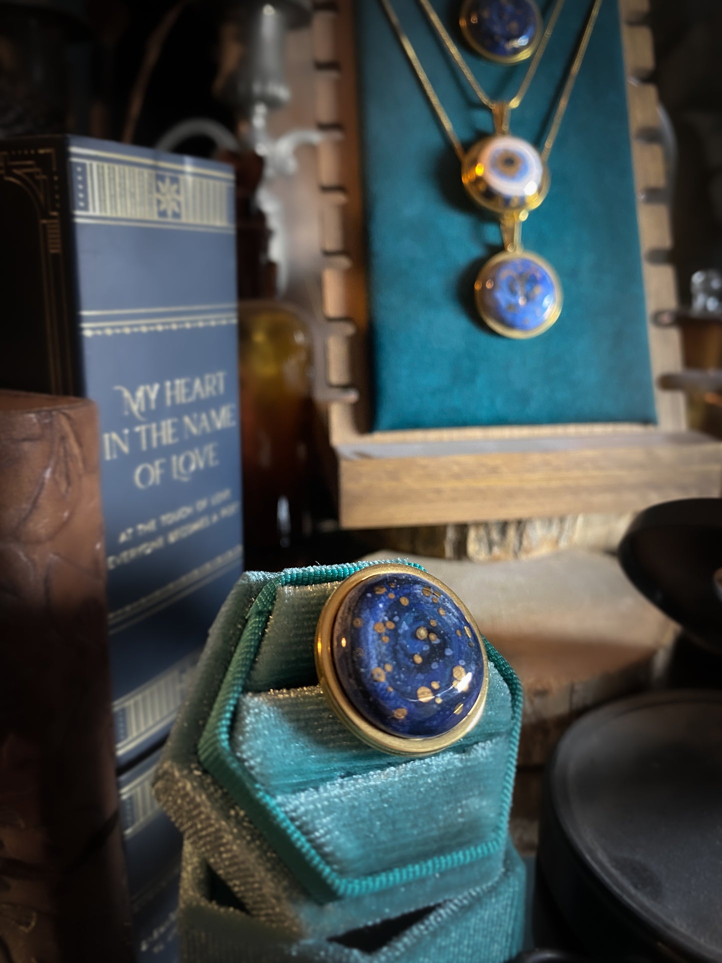 Celestial Sphere | Ciondolo Universo in Ceramica e Lustro Oro