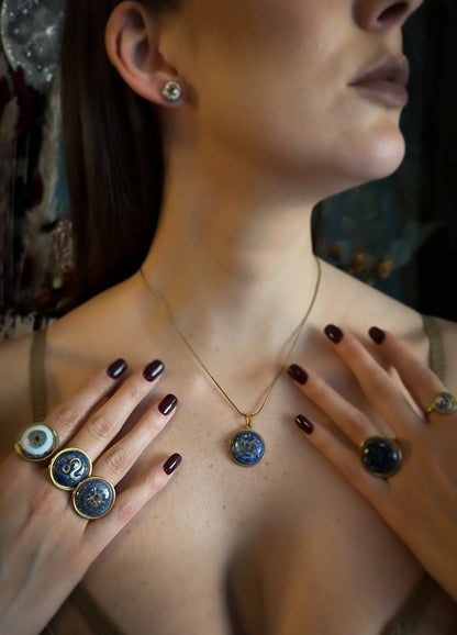 Gold Astro Soul | Ciondolo e Anello Zodiacale in Ceramica e Lustro Oro