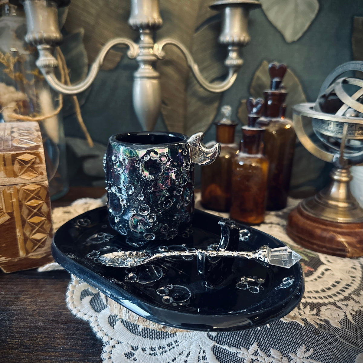 Set tazzina e piattino in ceramica nera: tazzina Baby Moonlight Platinum Nera con manico a falce di luna e piattino ovale Black and Platinum con crateri in lustro platino