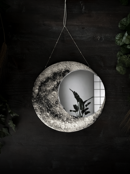 Magica luna da parete con specchio appesa al muro creando un gioco di luci e ombre