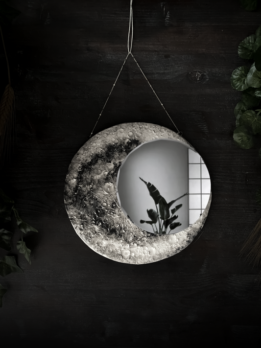 Magica luna da parete con specchio appesa al muro creando un gioco di luci e ombre
