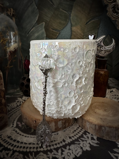 Moonlight Platinum, tazza in ceramica con superficie lunare in rilievo e manico in lustro platino