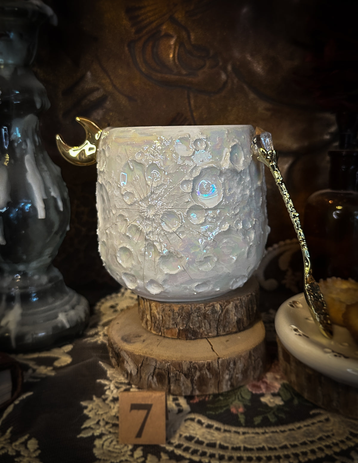 Tazza lunare 7 in ceramica bianca fatta a mano, crateri in rilievo e lustro madreperla, manico a mezzaluna dorato