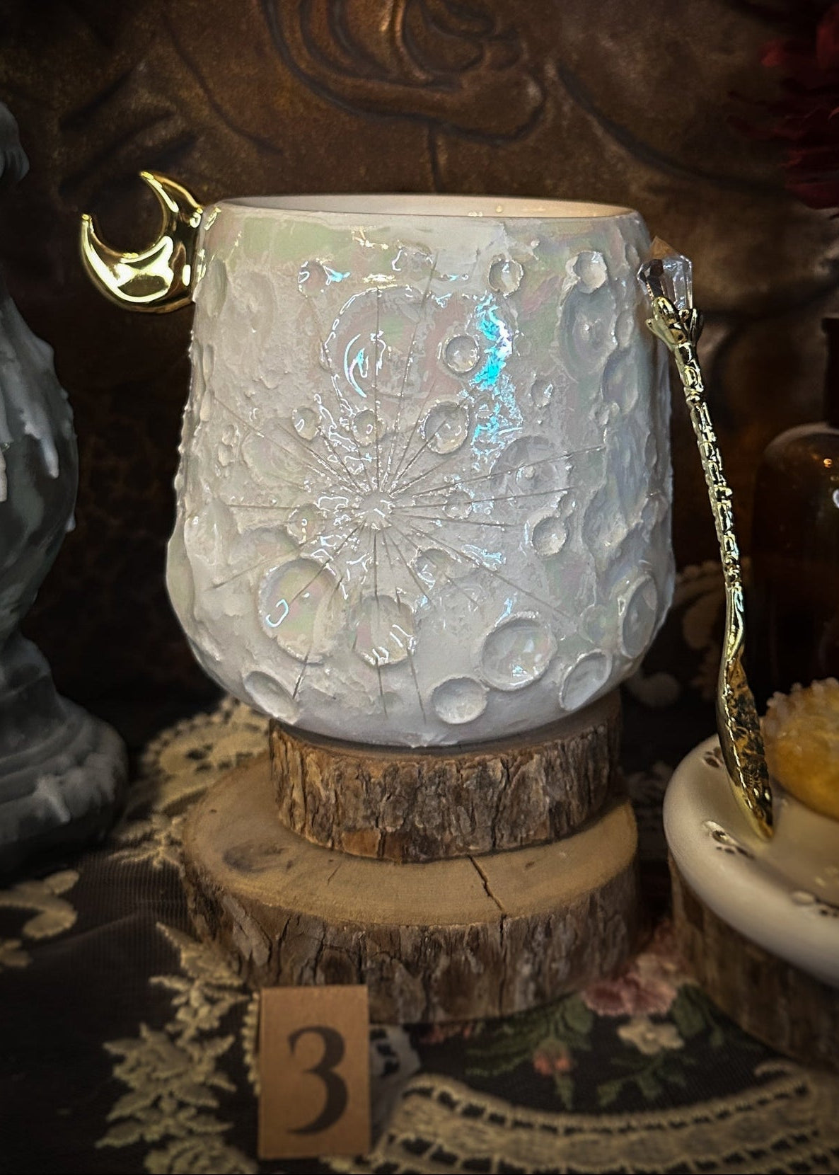 Tazza lunare 3 in ceramica bianca con rilievi lunari e lustro perlaceo, manico a mezzaluna in oro