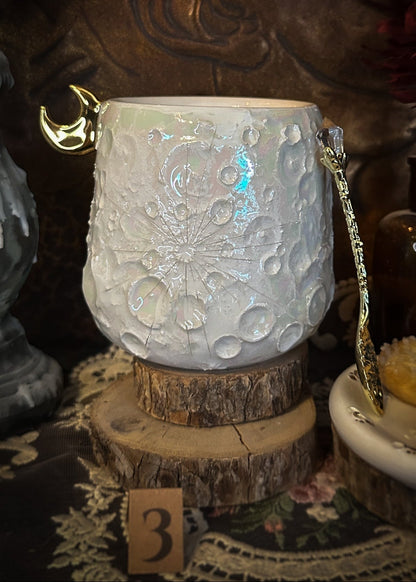 Tazza lunare 3 in ceramica bianca con rilievi lunari e lustro perlaceo, manico a mezzaluna in oro