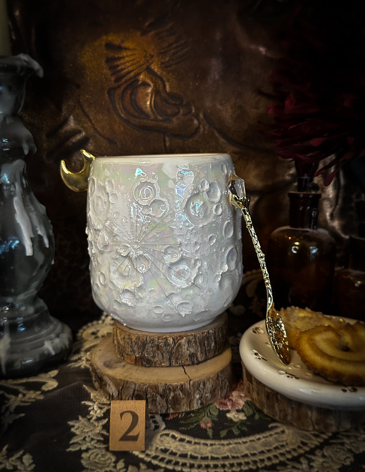 Tazza lunare 2 in ceramica bianca con crateri in rilievo e manico a mezzaluna dorato