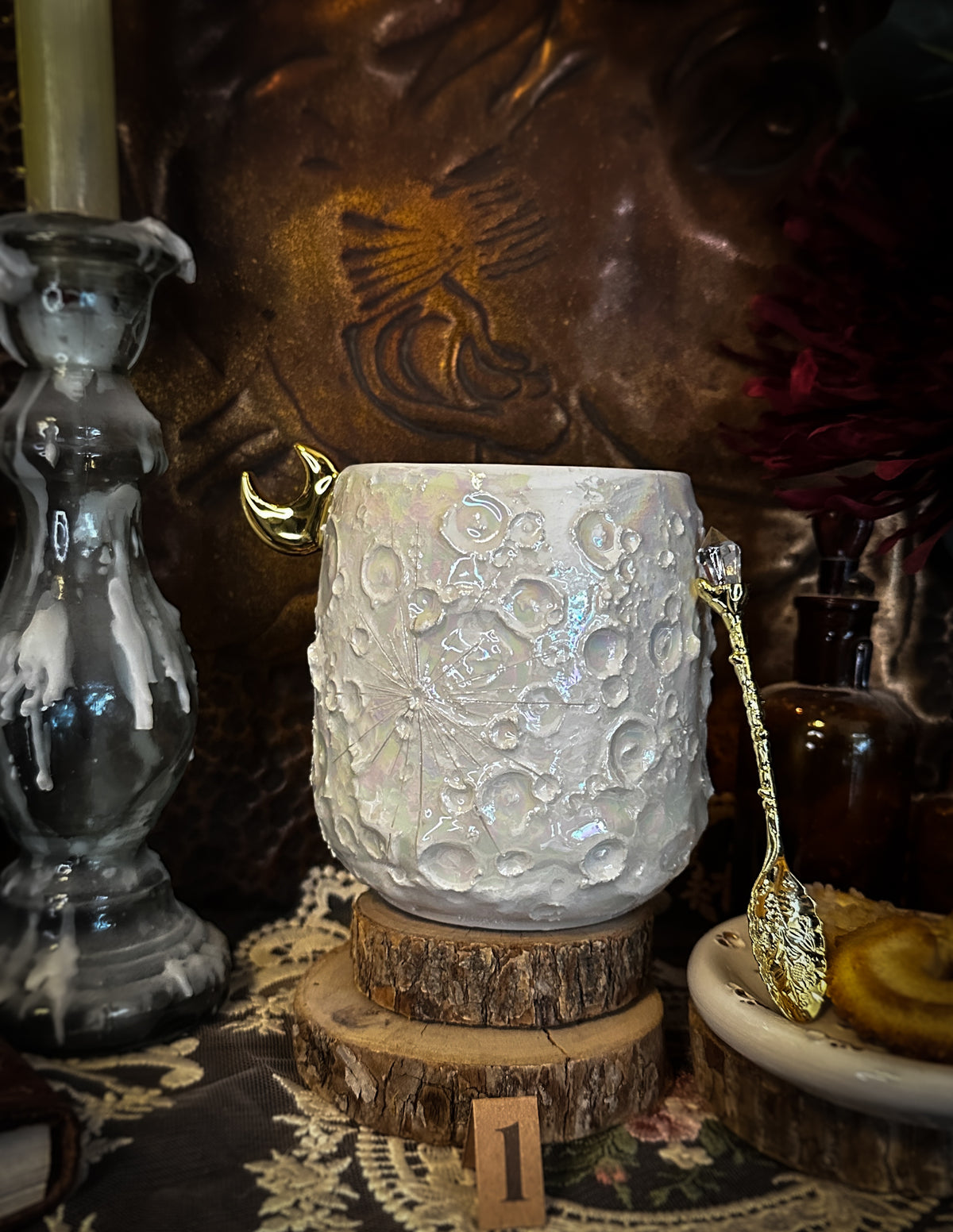 Tazza lunare 1 in ceramica bianca con rilievi a crateri e lustro perlaceo, manico dorato