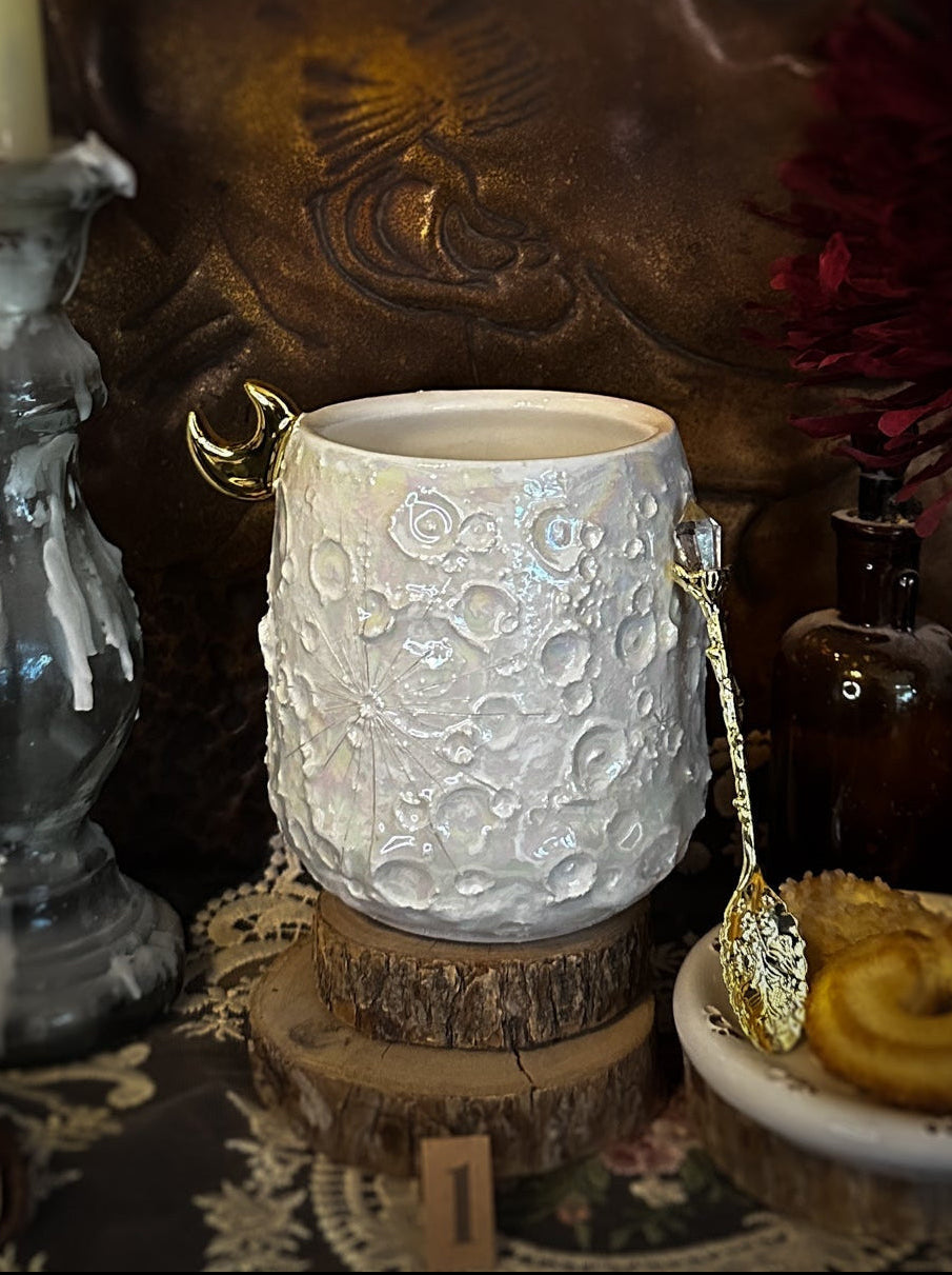 Tazza lunare 1 in ceramica fatta a mano con candela ed eucalipto sullo sfondo