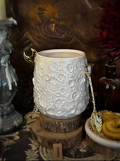 Tazza lunare 1 in ceramica fatta a mano con candela ed eucalipto sullo sfondo