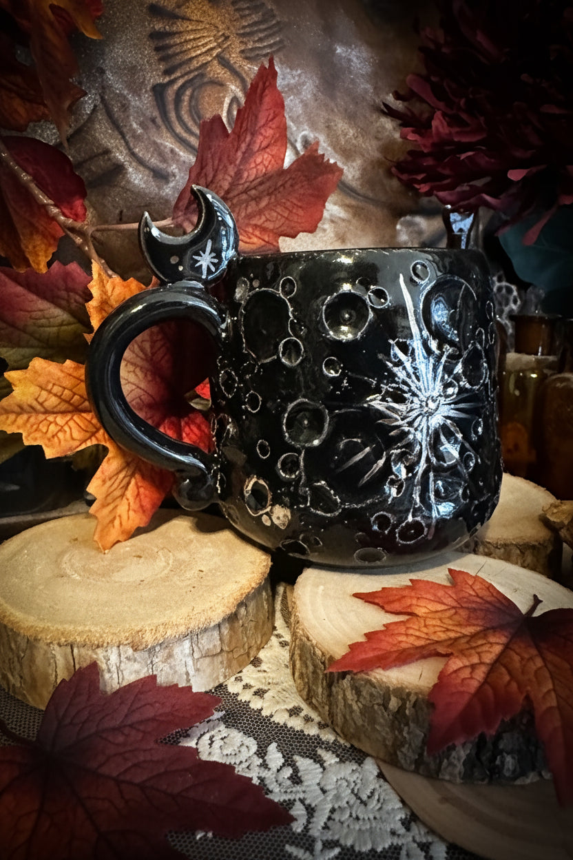 tazza in ceramica nera su sfondo autunnale
