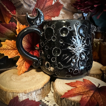 tazza in ceramica nera su sfondo autunnale