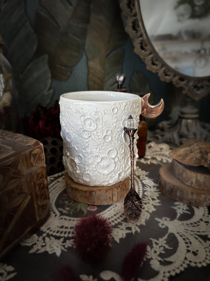 Moonlight Rose Gold, tazza in ceramica con superficie lunare in rilievo e manico in oro rosa